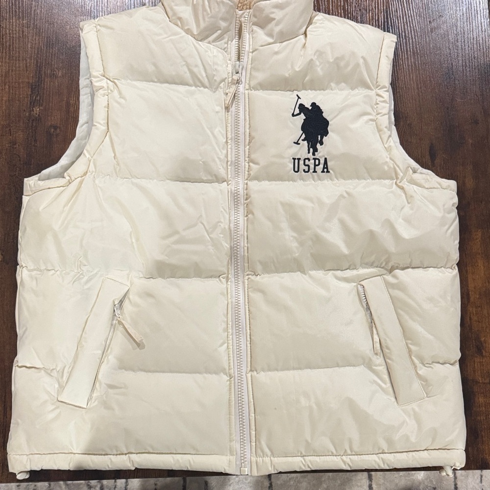 U.S. Polo Assn. Cream Puffer Vest
Size: Men’s Large